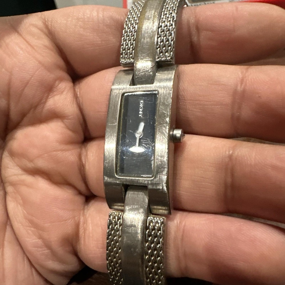 Runs DKNY Women's Silver Toned Bracelet Band Analog Watch Fits Small Wrist 4-5in - Picture 2 of 9